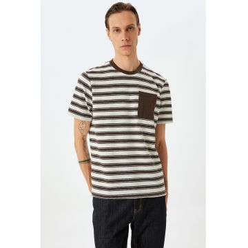 Tricou cu dungi si buzunar pe piept