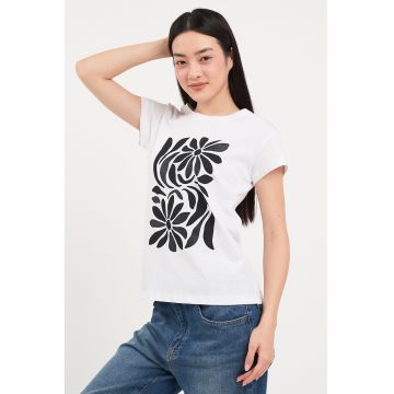 Tricou cu imprimeu si decolteu la baza gatului