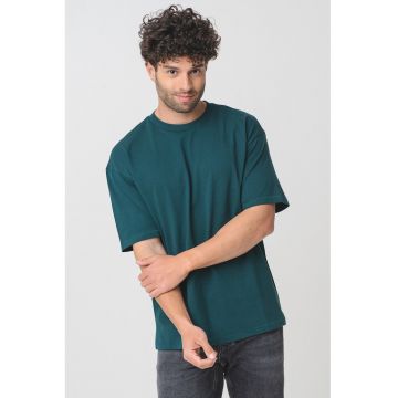 Tricou cu model uni si decolteu la baza gatului
