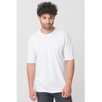 Tricou cu model uni si decolteu la baza gatului