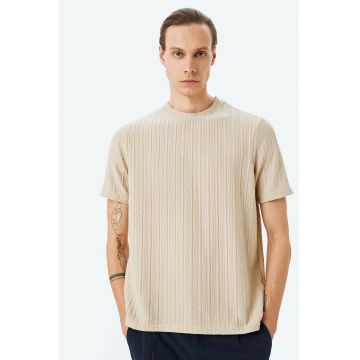 Tricou regular fit cu decolteu la baza gatului