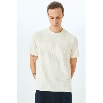 Tricou regular fit cu decolteu la baza gatului