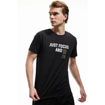 Tricou regular fit cu decolteu la baza gatului si text
