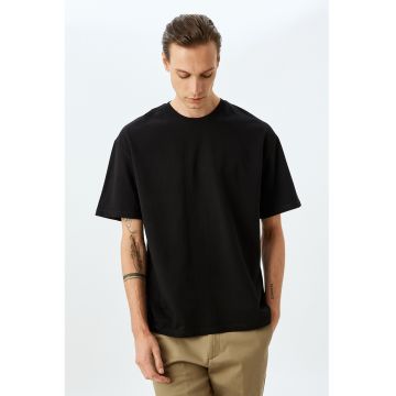 Tricou regular fit cu decolteu la baza gatului