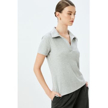 Tricou striat cu guler polo
