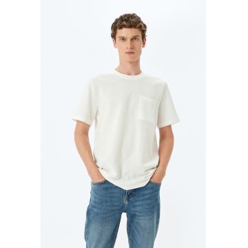 Tricou texturat cu buzunar pe piept