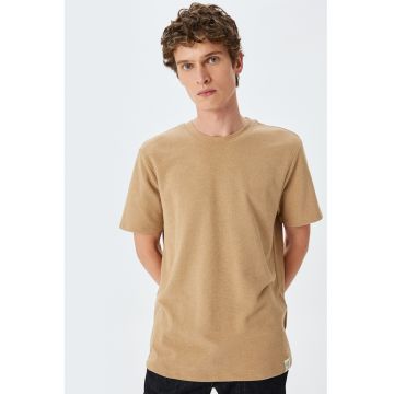 Tricou uni cu decolteu la baza gatului