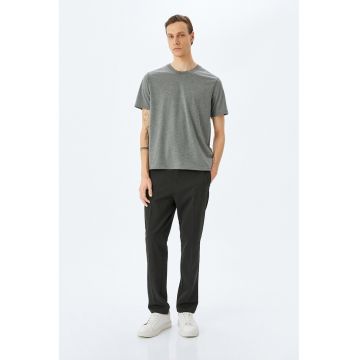 Tricou uni cu decolteu la baza gatului