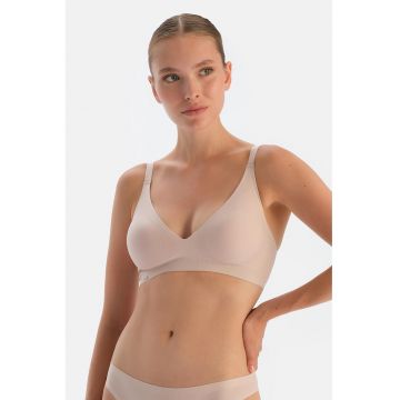 Sutien fara cusaturi cu cupe triunghiulare