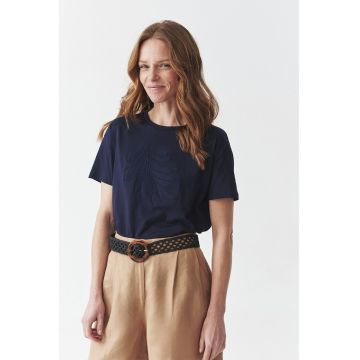 Tricou cu decolteu la baza gatului si design brodat