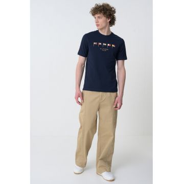 Tricou cu decolteu la baza gatului si detalii brodate