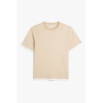 Tricou cu decolteu la baza gatului si detalii contrastante