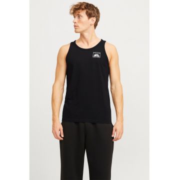 Tricou cu decolteu la baza gatului si detaliu cu imprimeu