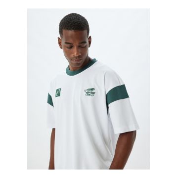 Tricou cu decolteu la baza gatului si imprimeu pe partea din spate