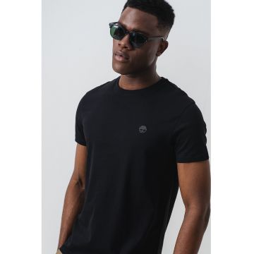 Tricou cu decolteu la baza gatului si logo discret