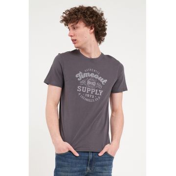 Tricou cu decolteu la baza gatului si logo