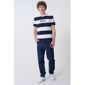 Tricou cu decolteu la baza gatului si model in dungi