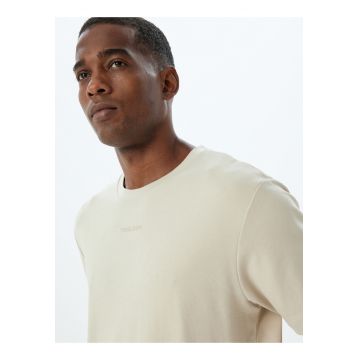 Tricou cu decolteu la baza gatului si model uni