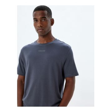 Tricou cu decolteu la baza gatului si model uni