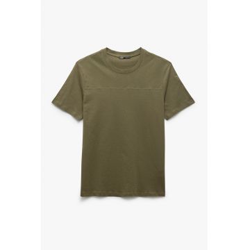 Tricou cu decolteu la baza gatului