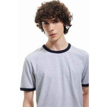 Tricou cu detalii contrastante