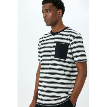 Tricou cu dungi si buzunar pe piept