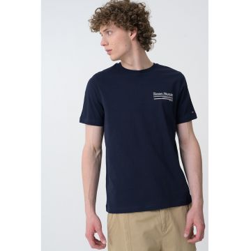 Tricou cu logo si decolteu la baza gatului