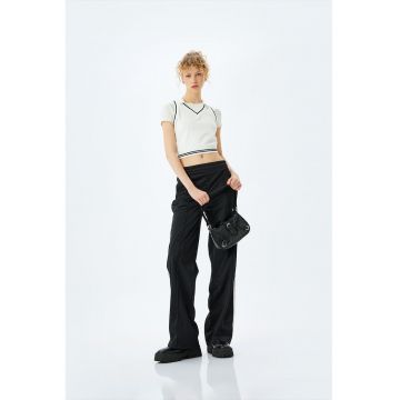 Tricou fara maneci cu guler ascutit