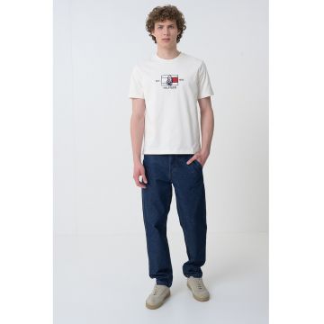 Tricou regular fit cu decolteu la baza gatului