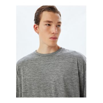 Tricou supradimensionat cu decolteu la baza gatului