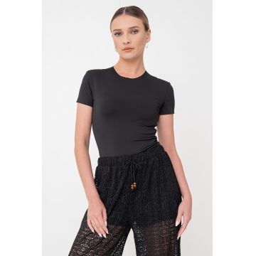 Body cu decolteu rotund si model uni