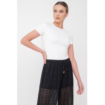 Body cu decolteu rotund si model uni