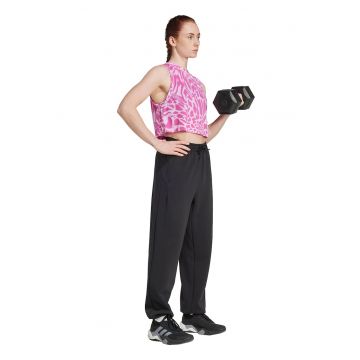 Top crop cu model pentru fitness