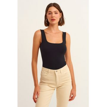 Top cu decolteu patrat - Negru -