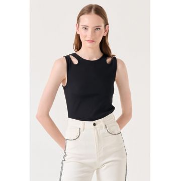 Top slim-fit cu decupaje