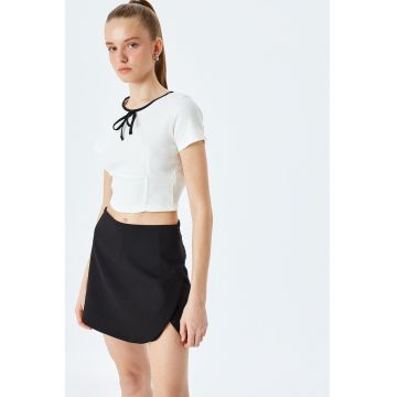 Tricou crop cambrat cu funda pe partea frontala