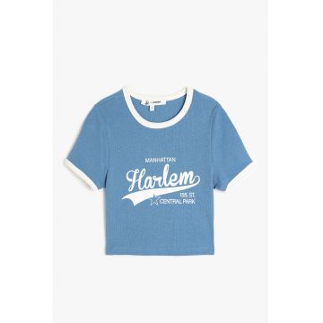 Tricou crop cambrat cu text