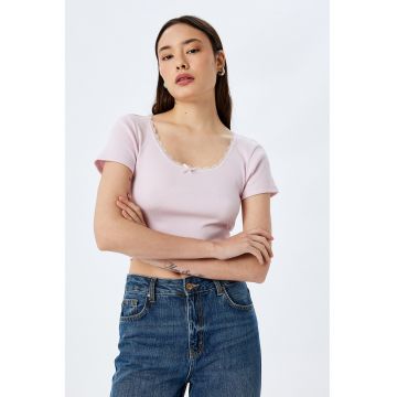 Tricou crop cu detaliu de dantela si funda