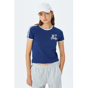 Tricou crop cu imprimeu