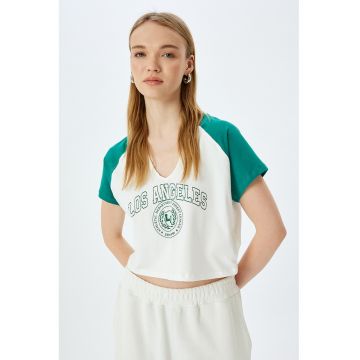 Tricou crop cu model text