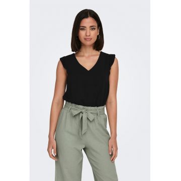 Tricou cu decolteu in V si maneci cu volane