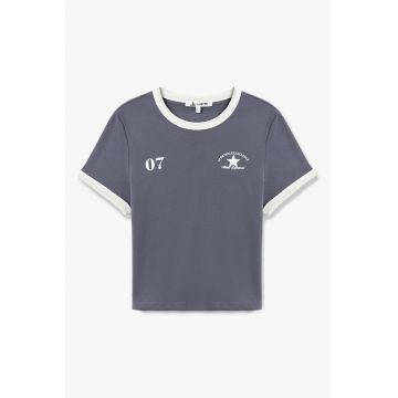 Tricou cu decolteu la baza gatului