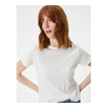 Tricou cu decolteu la baza gatului