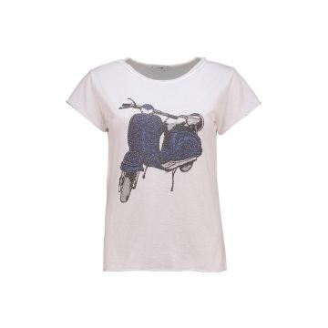 Tricou cu decolteu la baza gatului si aplicatii din strasuri