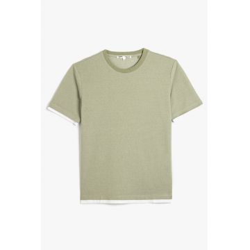 Tricou cu decolteu la baza gatului si detalii contrastante
