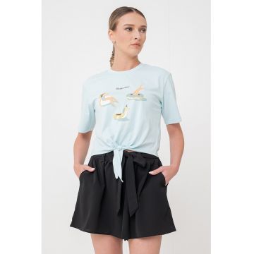 Tricou cu decolteu la baza gatului si detaliu cu imprimeu