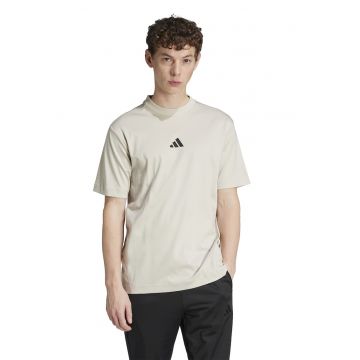 Tricou cu decolteu la baza gatului si detaliu cu model monograma