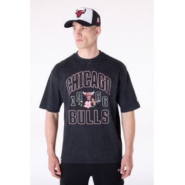 Tricou cu decolteu la baza gatului si imprimeu Chicago Bulls