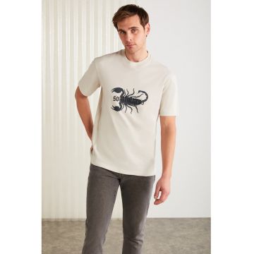 Tricou cu decolteu la baza gatului si imprimeu grafic