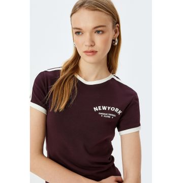 Tricou cu decolteu la baza gatului si imprimeu pe partea din spate